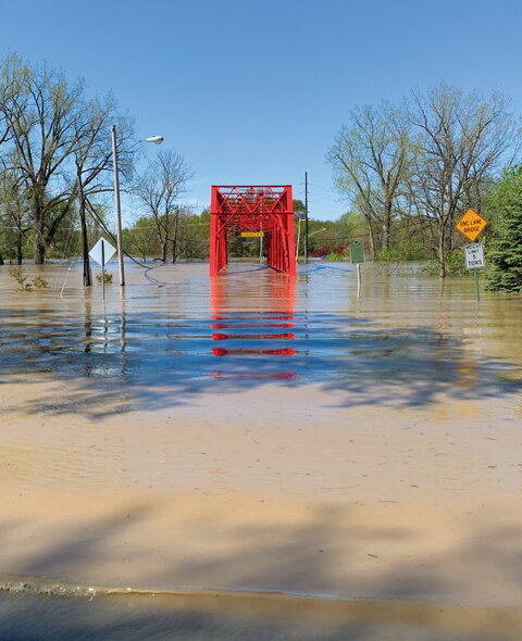 Flooded Currie Parkway Bridge, Midland, MI - click to enlarge